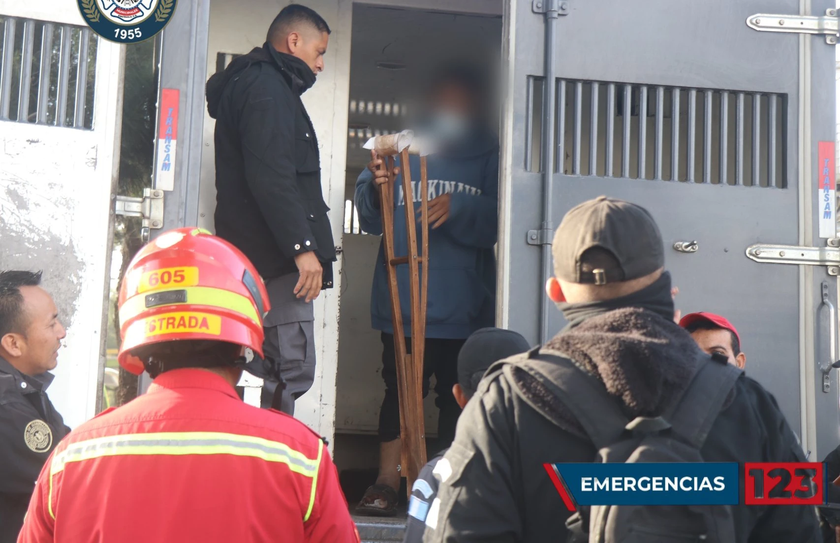 Camión de presidios choca se accidenta en la calzada San Juan