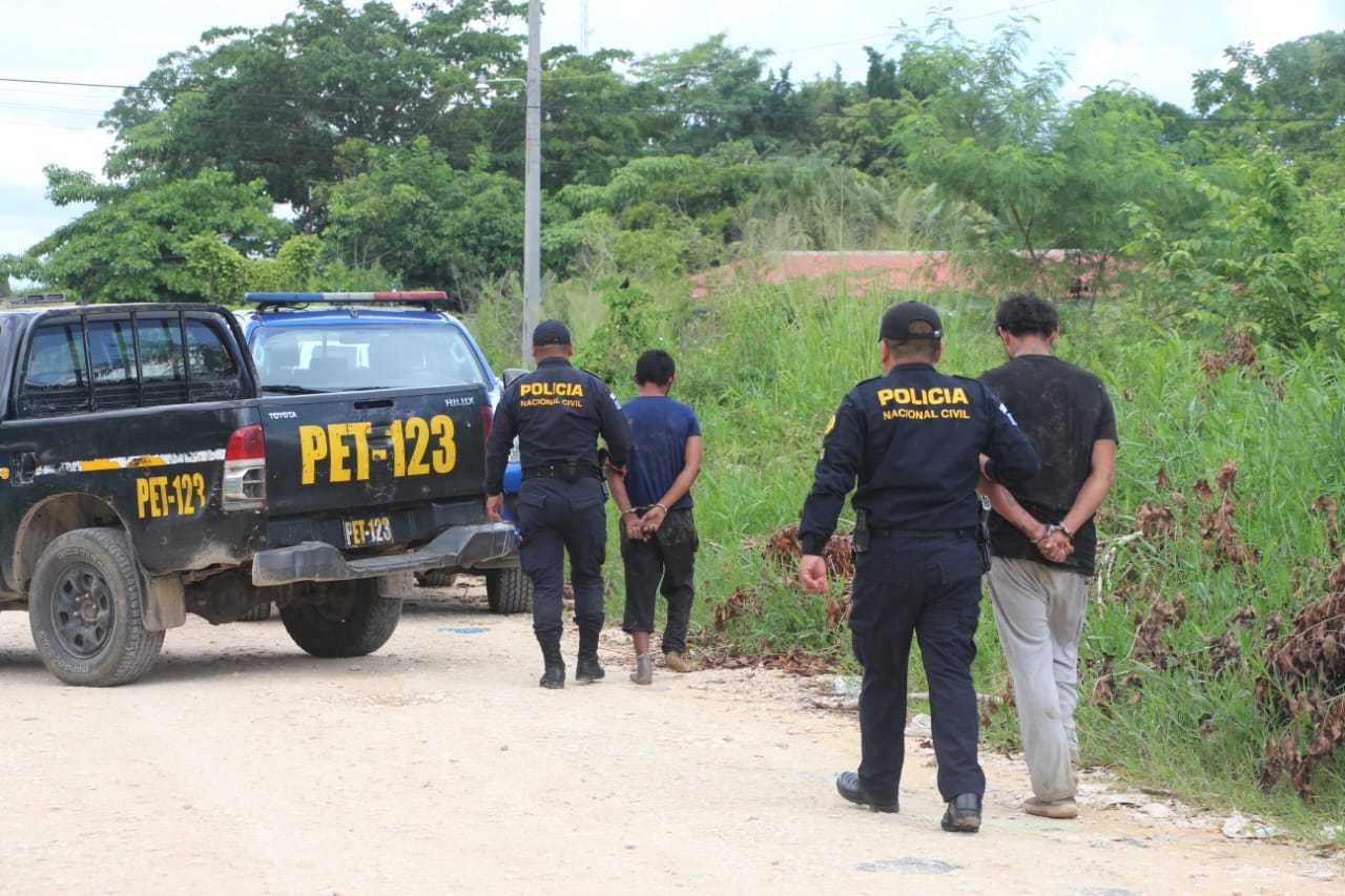 Hondureños intentan escapar durante persecución policial en Petén