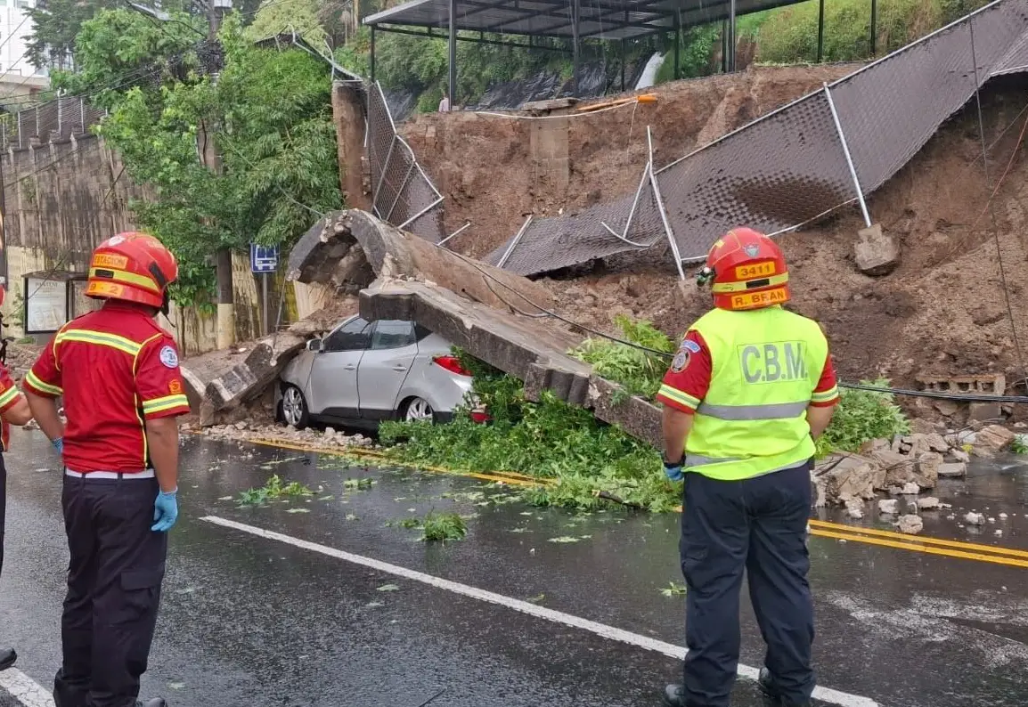 Cierran carretera Muxbal por derrumbe