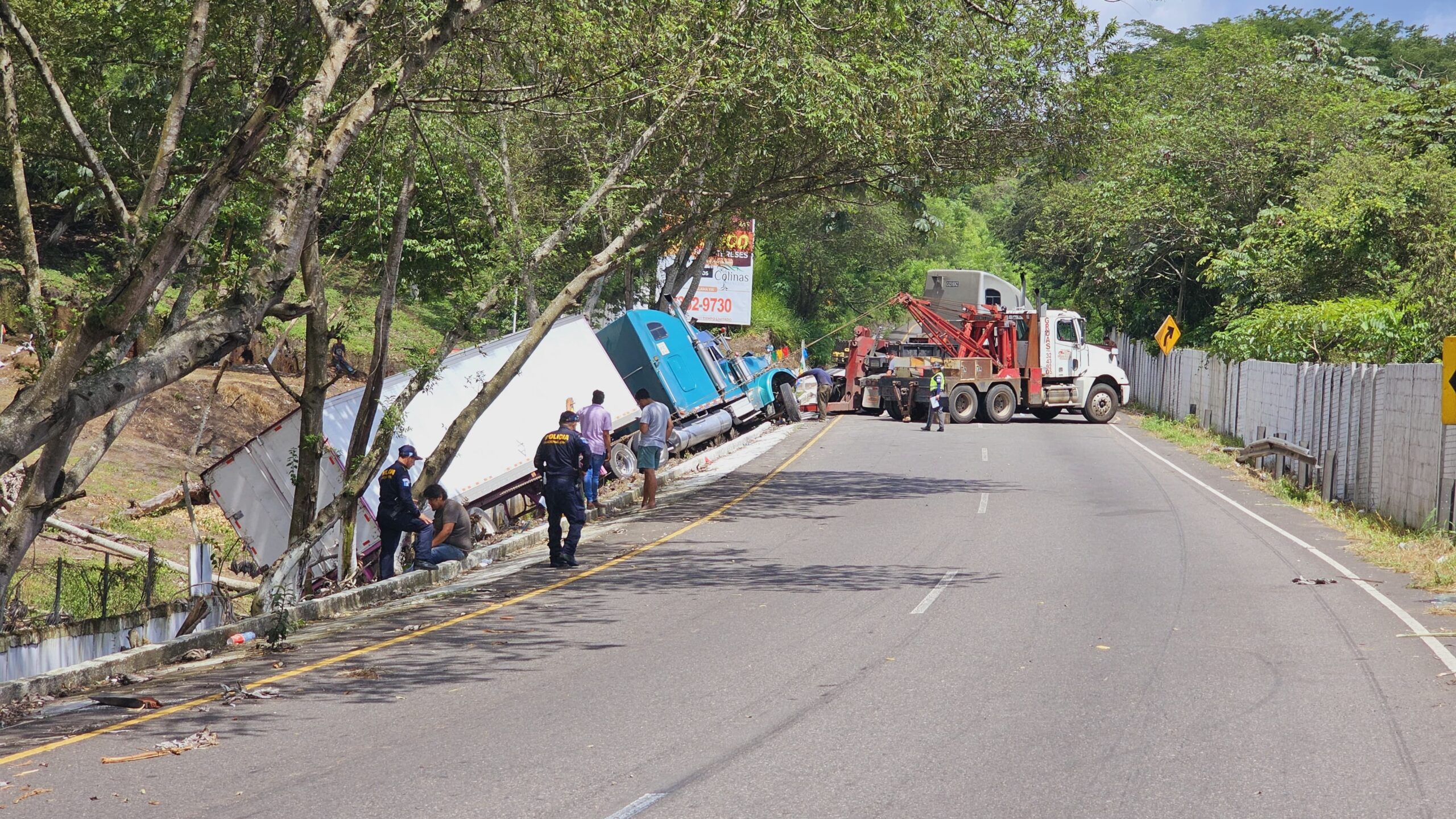 Accidentes del transporte pesado complican dos carreteras