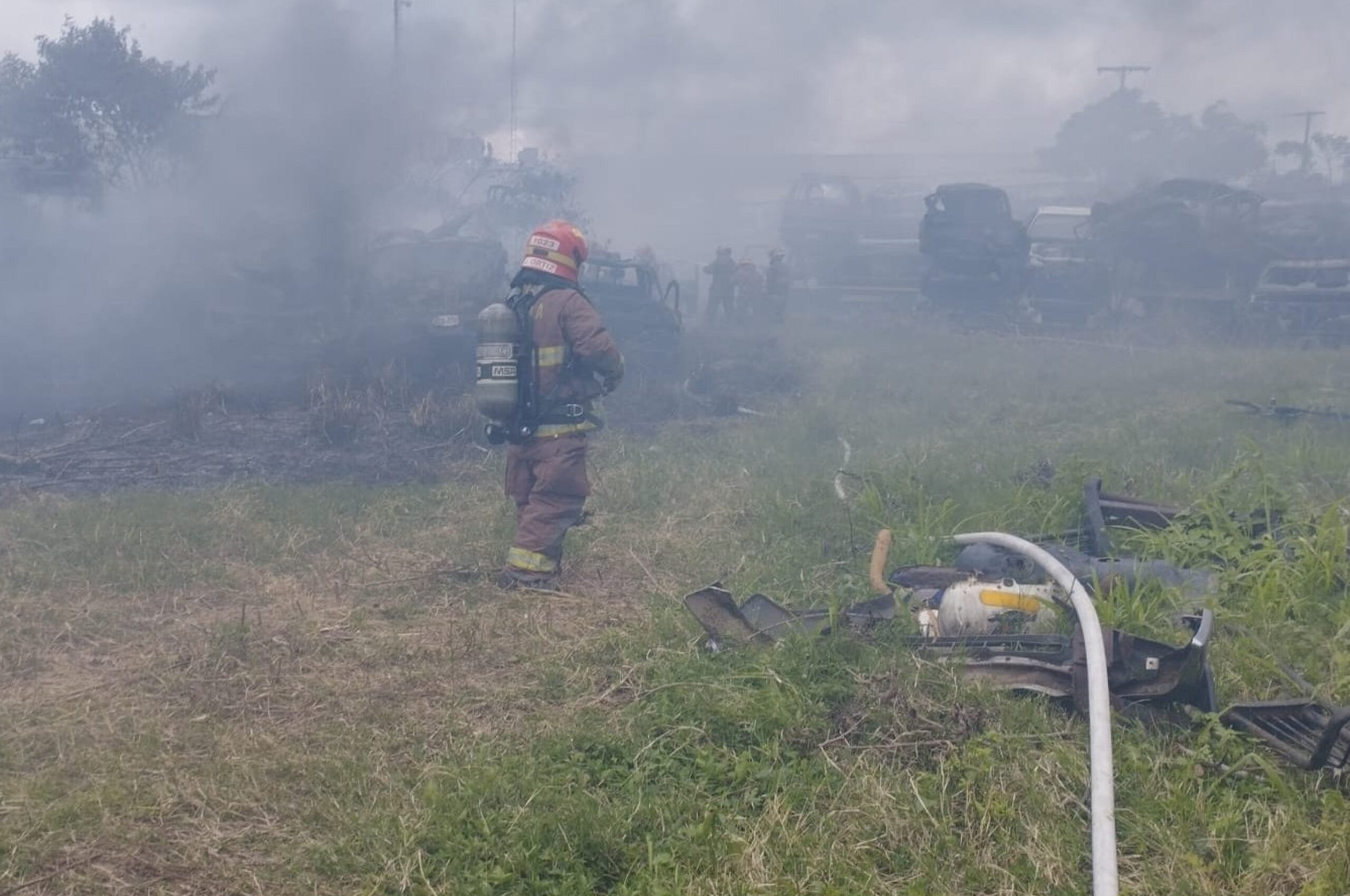 Incendio consume chatarra en predio de la PNC de la zona 6