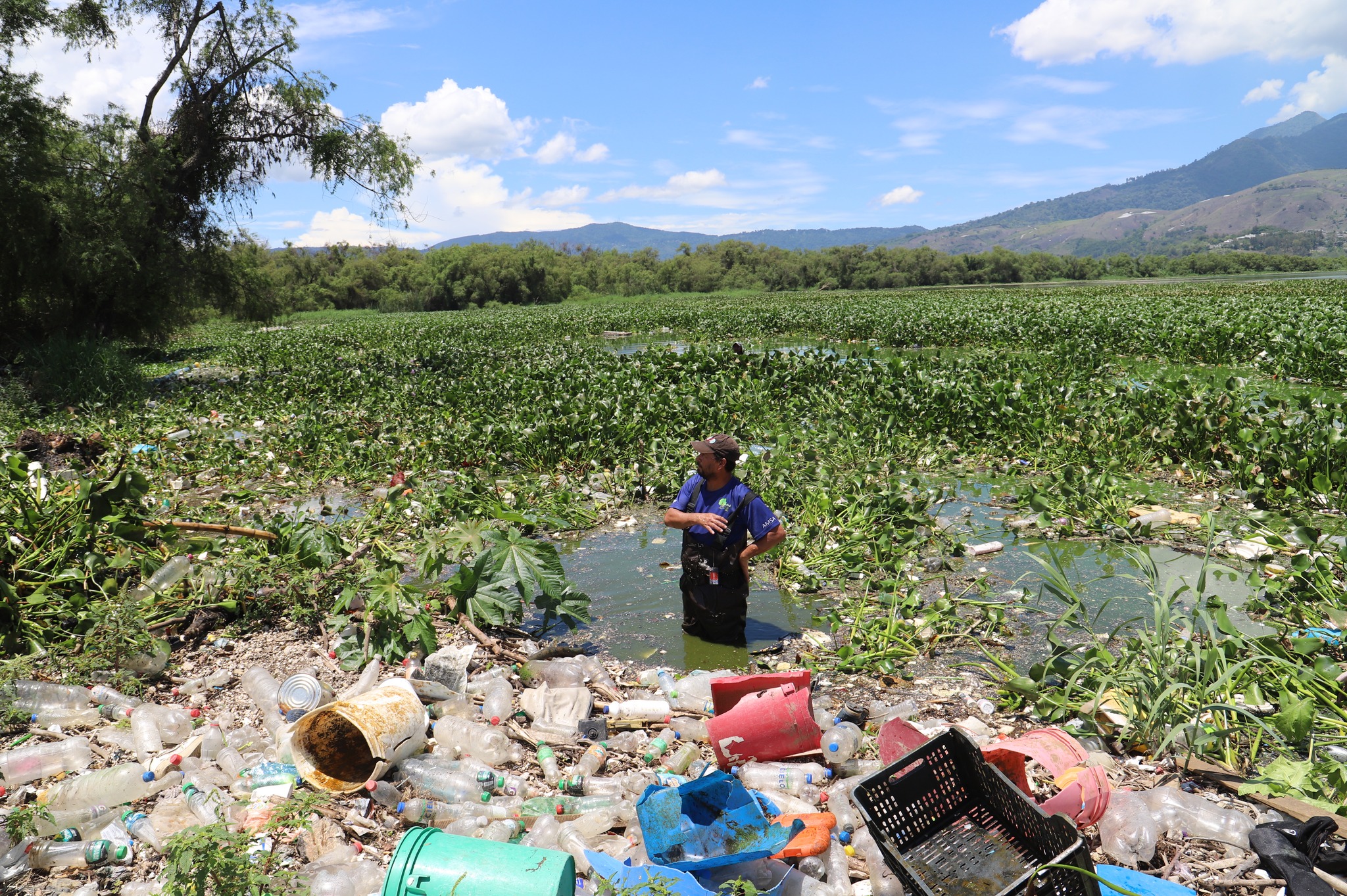 Realizan jornada de limpieza en la cuenca del Lago de Amatitlán