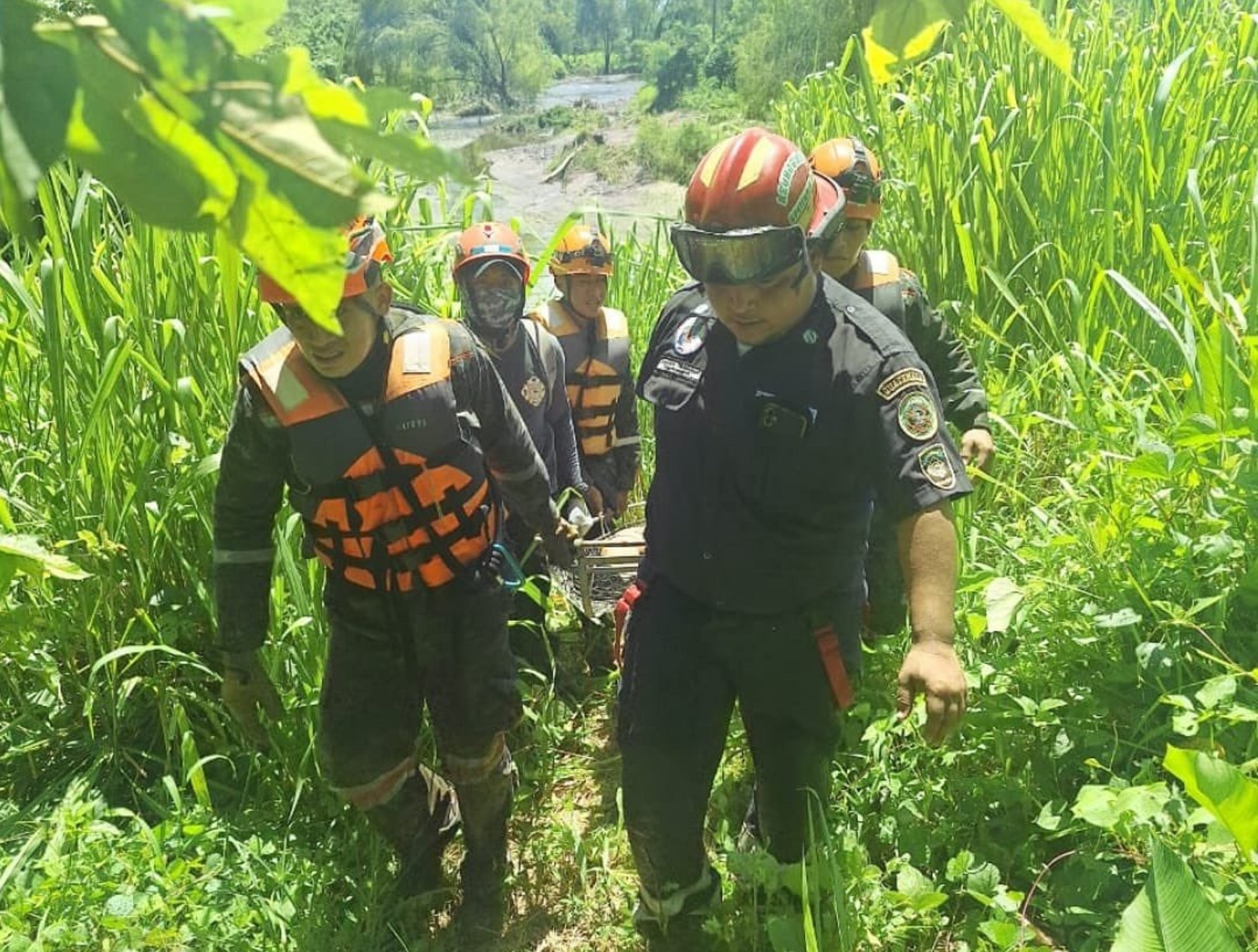 Localizan a menor de edad que fue arrastrado por un río