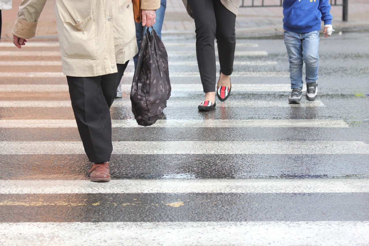 Llaman a la prevención de accidentes en el Día Mundial del Peatón