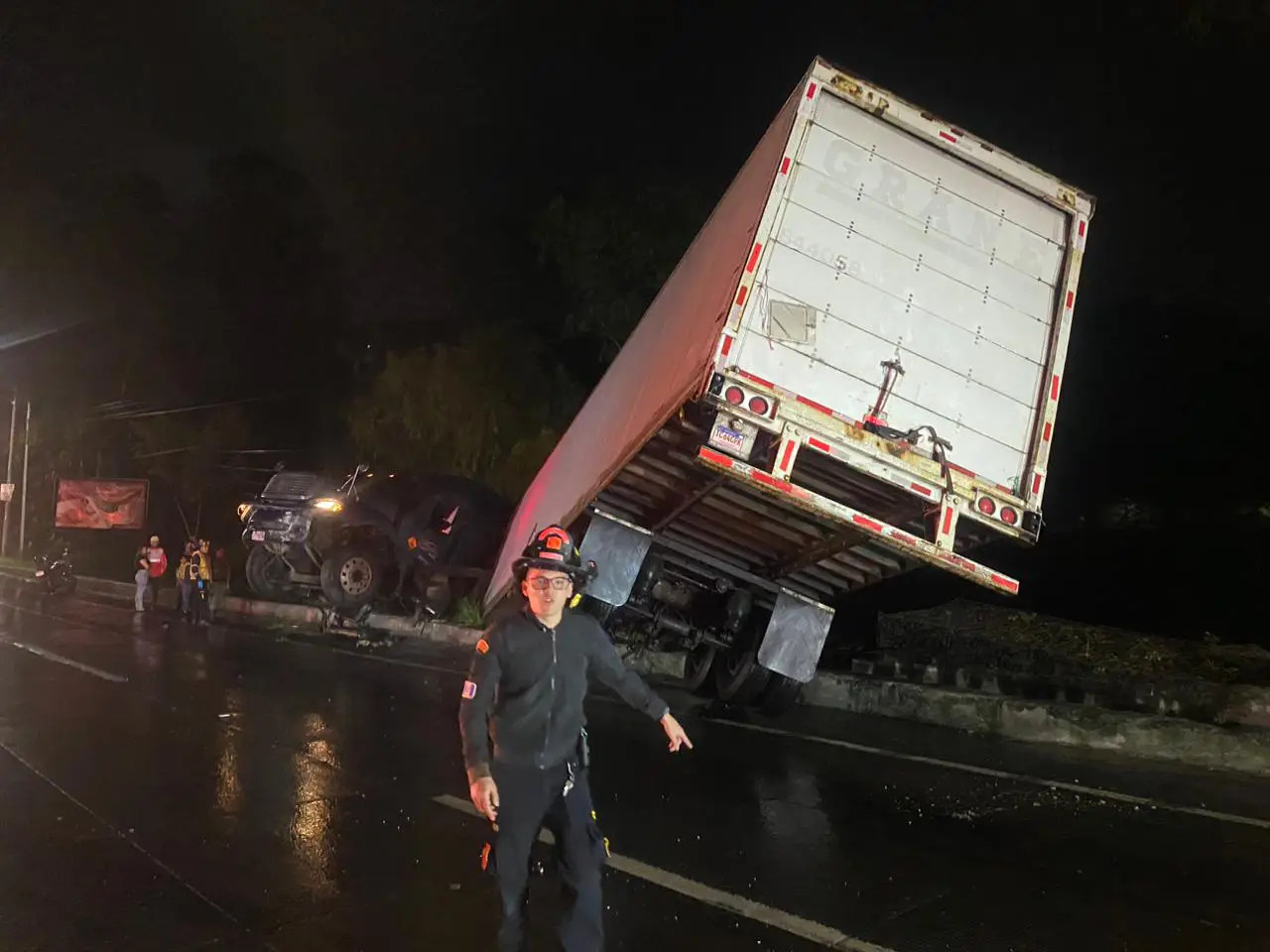 Camión cae a una cuneta en la bajada de Villalobos