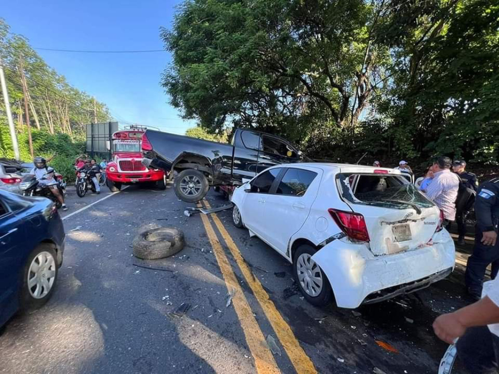 Paso cerrado tras múltiple colisión en Suchitepéquez