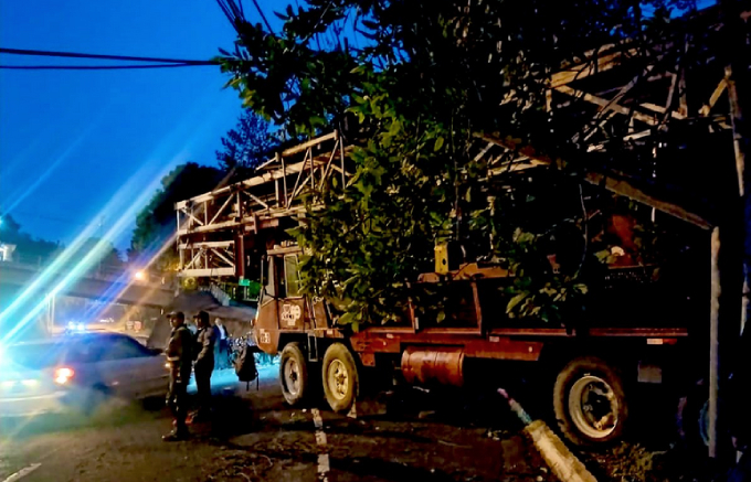 Grúa impacta contra poste en la zona 16