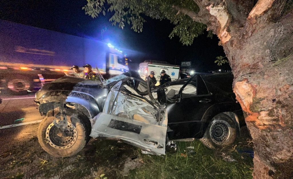 Conductor queda atrapado en vehículo tras impactar contra un árbol