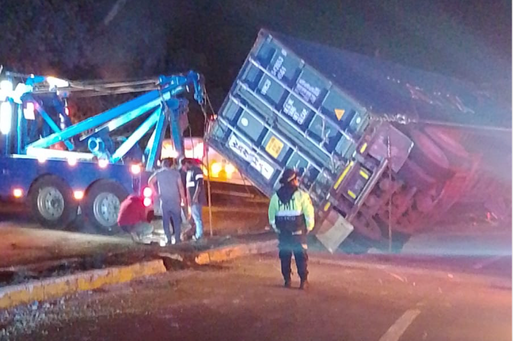 Tránsito complicado en ruta Interamericana por accidente de tráiler