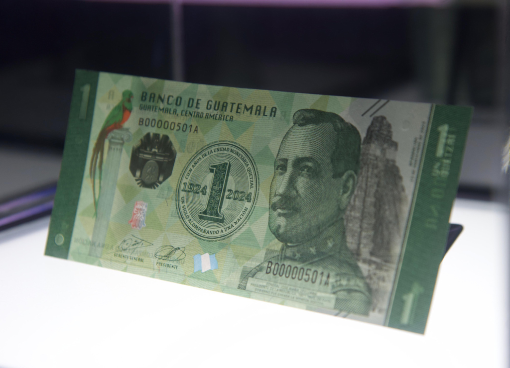 Banguat presenta billete conmemorativo de un quetzal