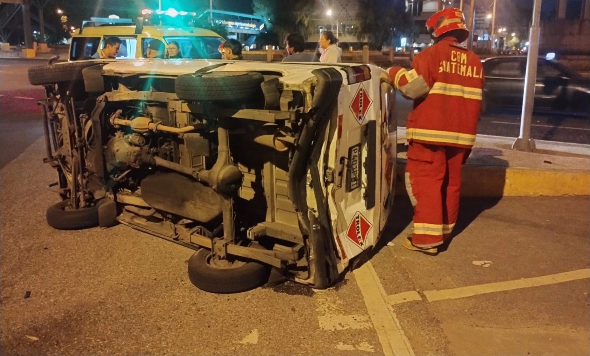 Accidentes dejan 3 carros volcados en la capital y en ruta a Palín