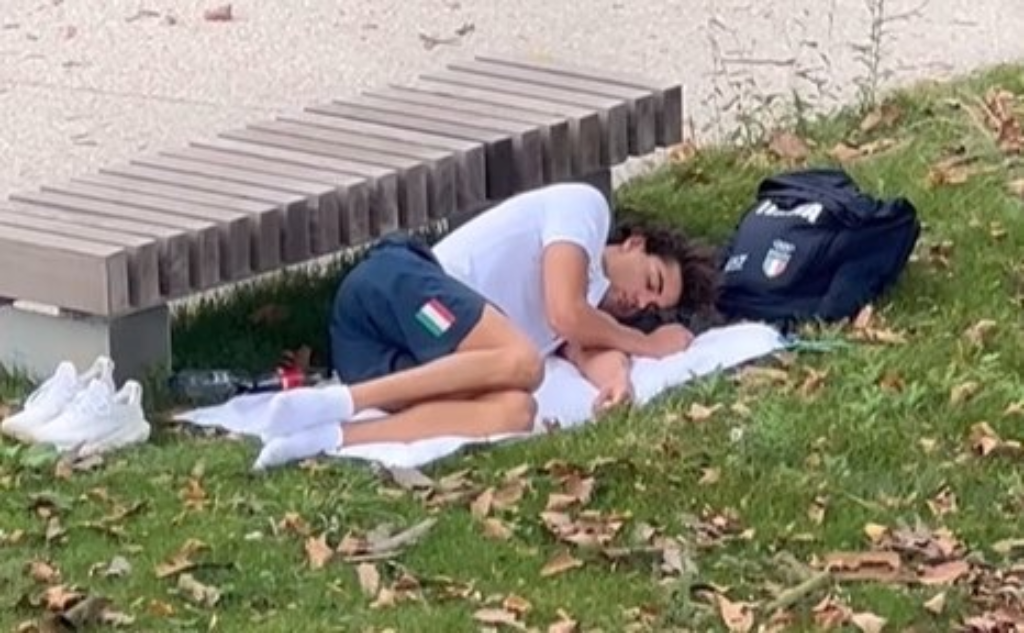 Atleta olímpico duerme en un parque y explica sus motivos