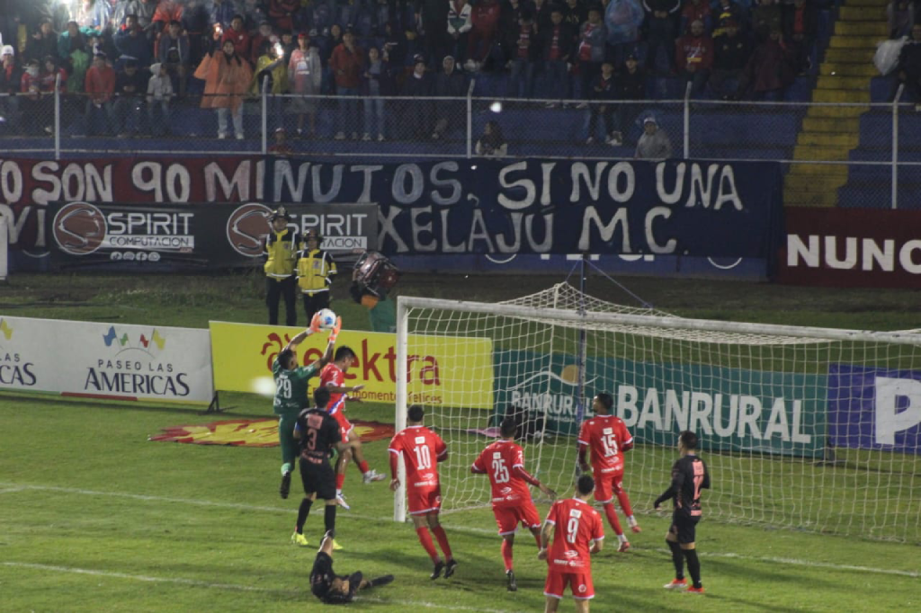 Xelajú y Municipal protagonizan un empate sin goles en el estadio Mario Camposeco