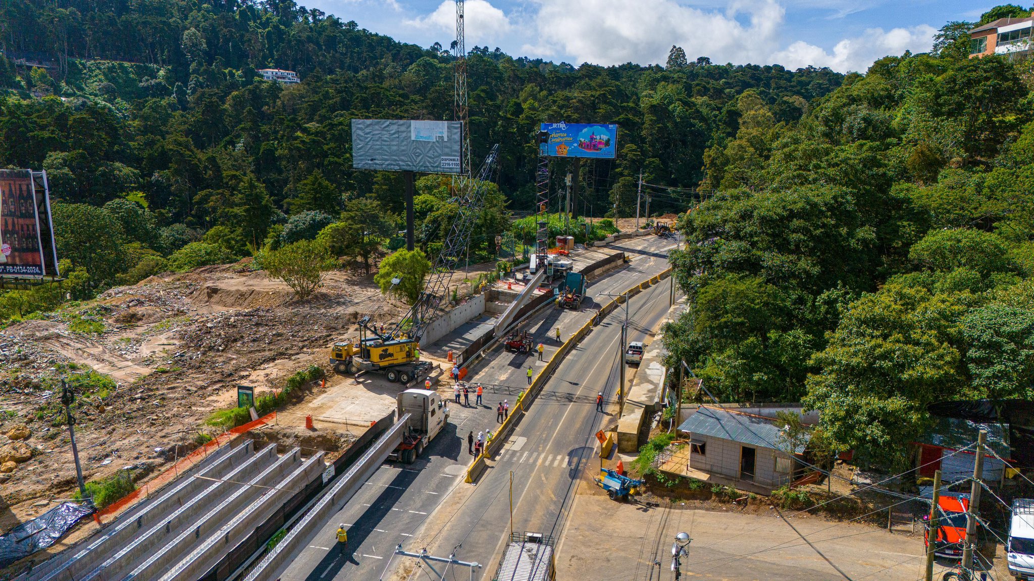 Avanza instalación de vigas en la carretera a El Salvador