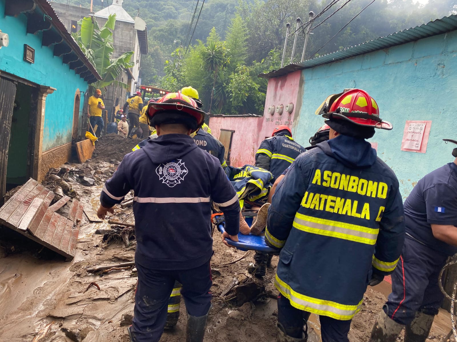 Desborde de río arrastra vehículo en Siquinalá, Escuintla