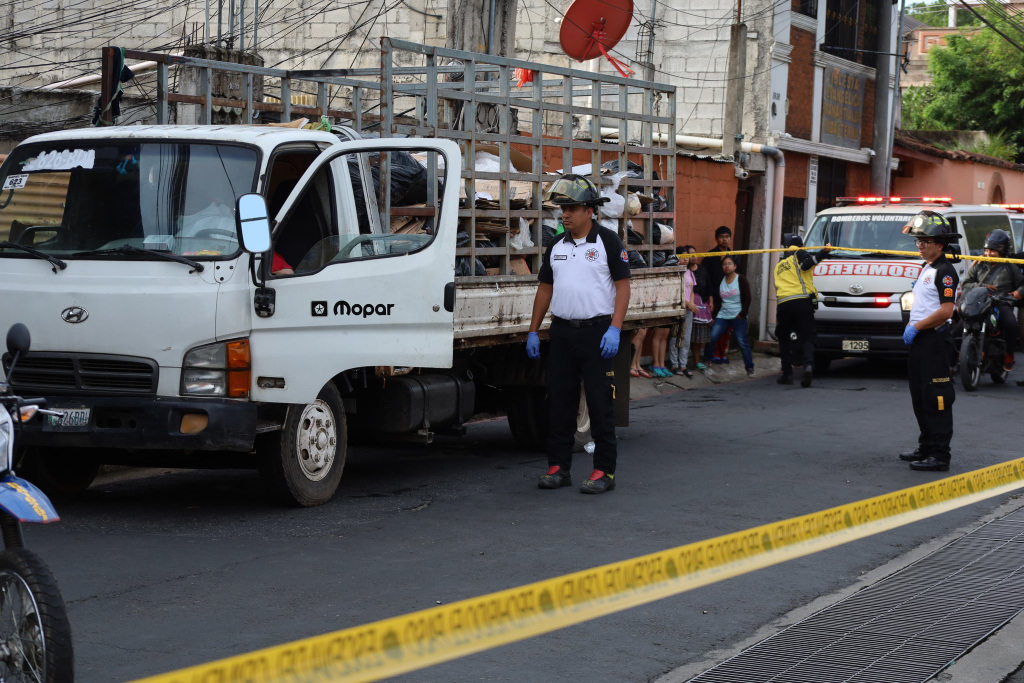 Piloto de camión recolector muere tras ataque en Mixco