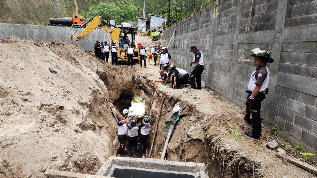 Hombre muere soterrado en zona 10 de Mixco