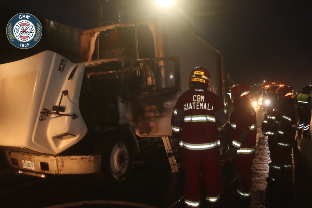 Se incendia camión que transportaba cartón en Villa Nueva