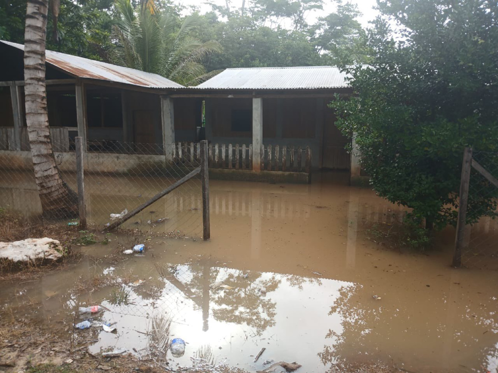 Lluvias causan inundaciones, colapsos de muros y otras emergencias