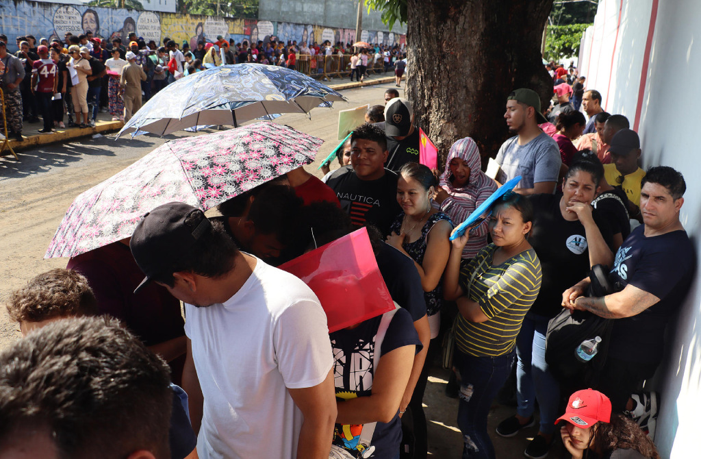 Migrantes guatemaltecos comienzan trámites desde la frontera para ir a EE.UU.